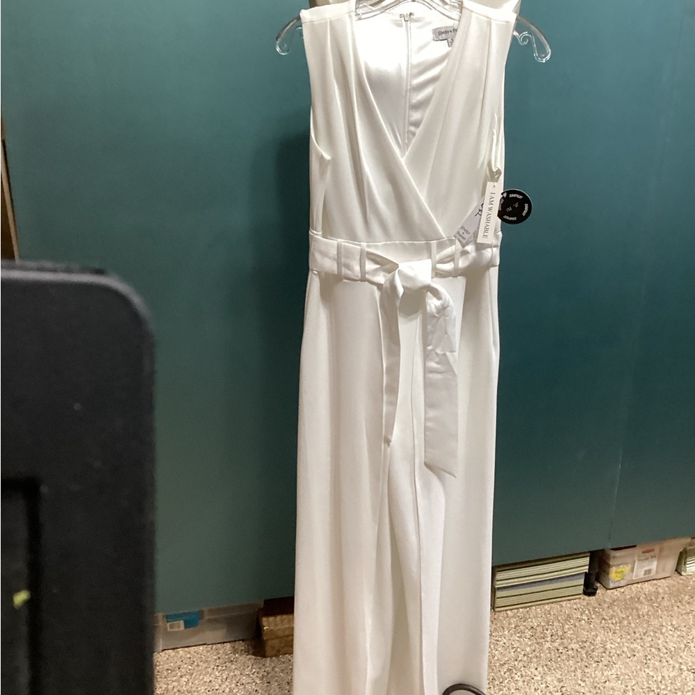 NWT white split leg jumpsuit. Satin belt. Zip up the back. Washable polyester.